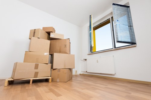 Securely arranged van cargo with straps and protective blankets